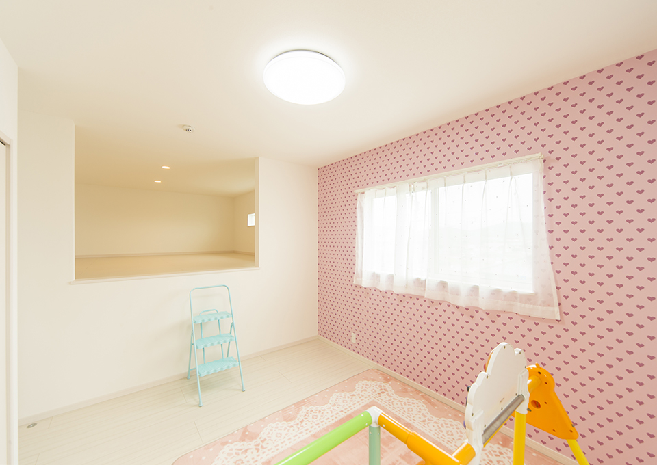 2階の子ども部屋はロフト付き。ハート柄のピンクのクロスがかわいらしさを高めています。