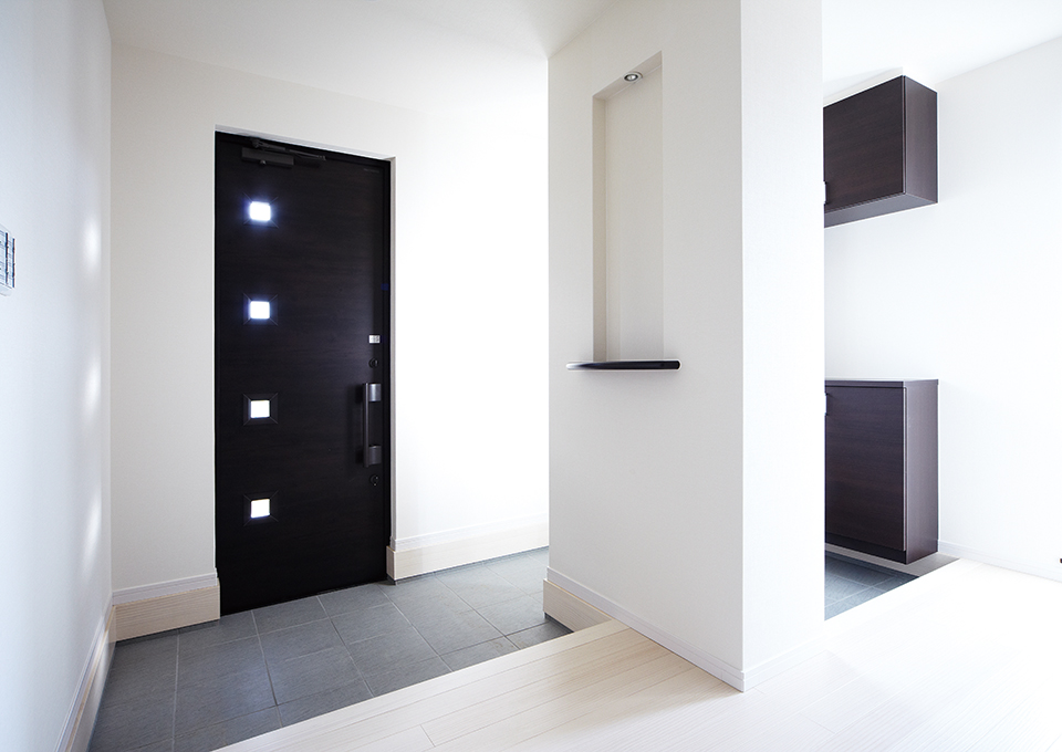 玄関は、白と黒のコントラストが印象的。土間収納はデザインと収納力を両立させています。