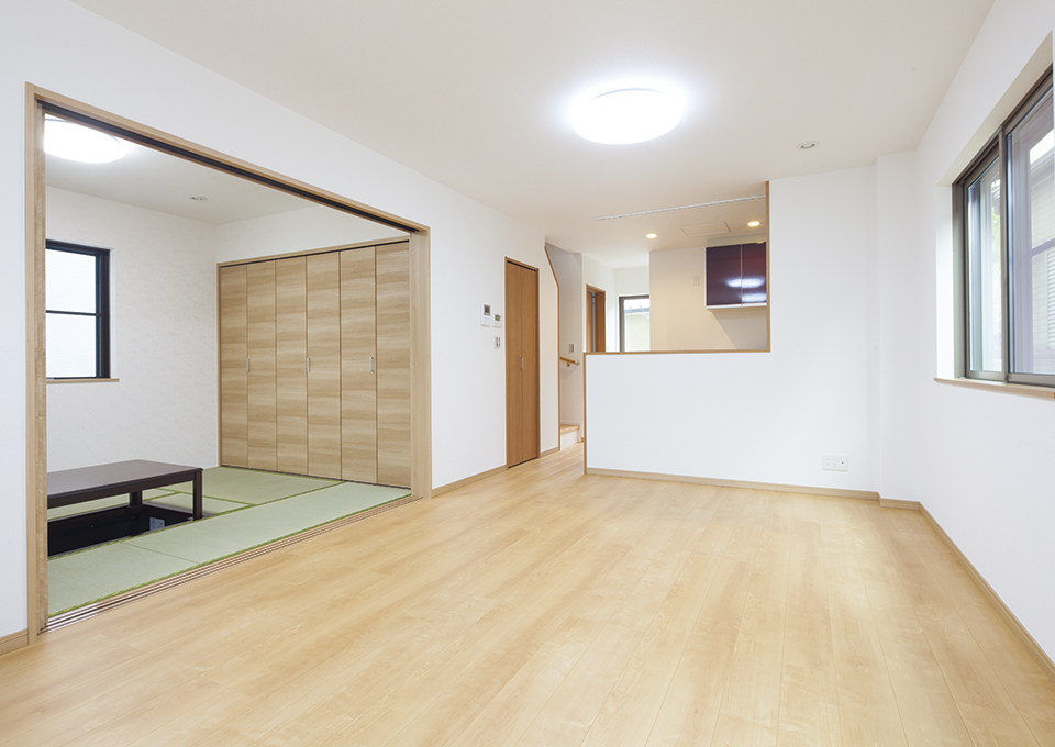 和室は、引き戸を閉めれば独立した空間に。普段は、リビングと一体となった開放的な空間が家族団らんの場所になります。