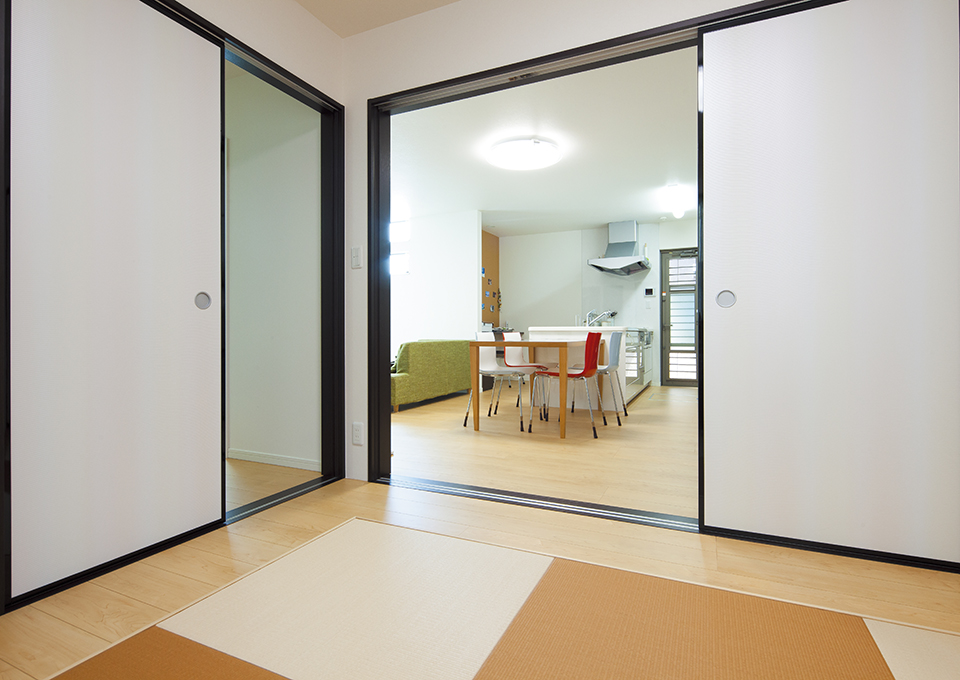 畳のベージュの濃淡で市松模様をつくり出した和室は、玄関から直接、アプローチできます。