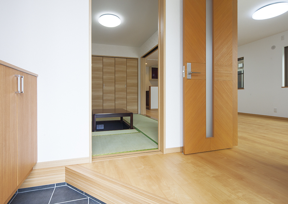 来客は、プライベート空間を通ることなく、玄関から直接、和室へ入ることができます。