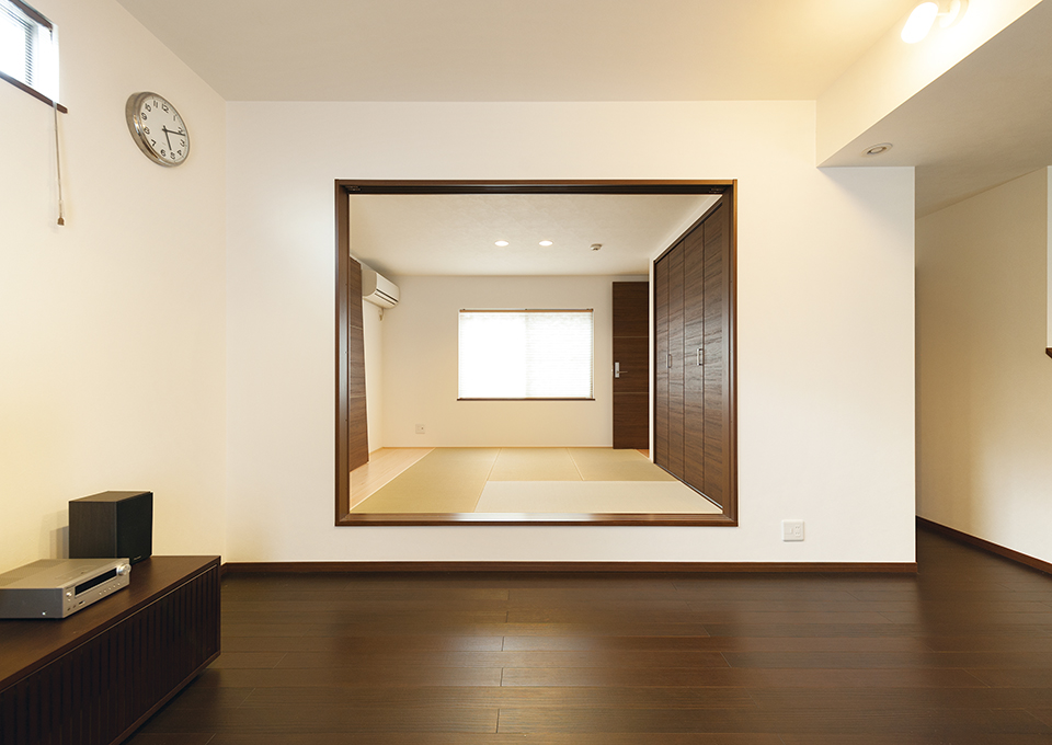 リビング横の和室は、玄関から直接、出入りすることも可能。客間としても使いやすいつくりになっています。