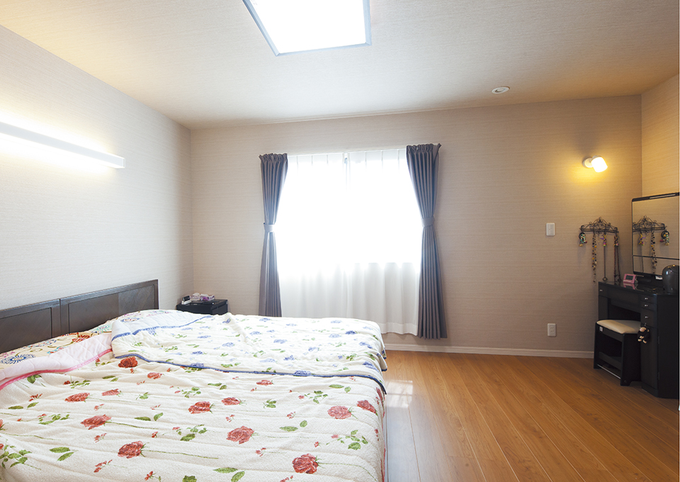 寝室は、ほかのお部屋と床の色を変え、落ち着きのある空間に。ドレッサーコーナーも備え付けです。