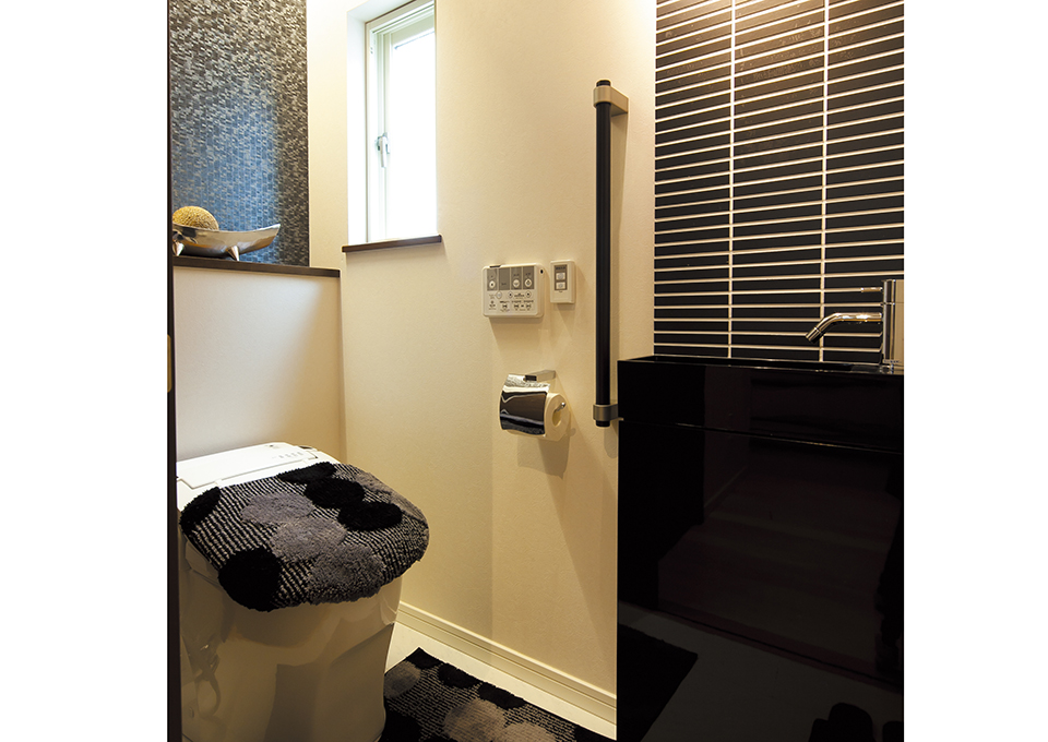 トイレは、黒いタイルを用いて、ラグジュアリーな雰囲気を創り出しました。