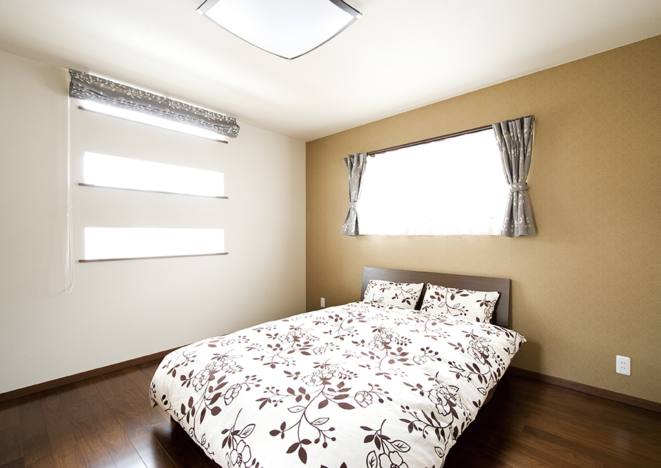 寝室は、モデルハウスを参考にデザイン。落ち着いた色の床やクロスをお選びになりました。