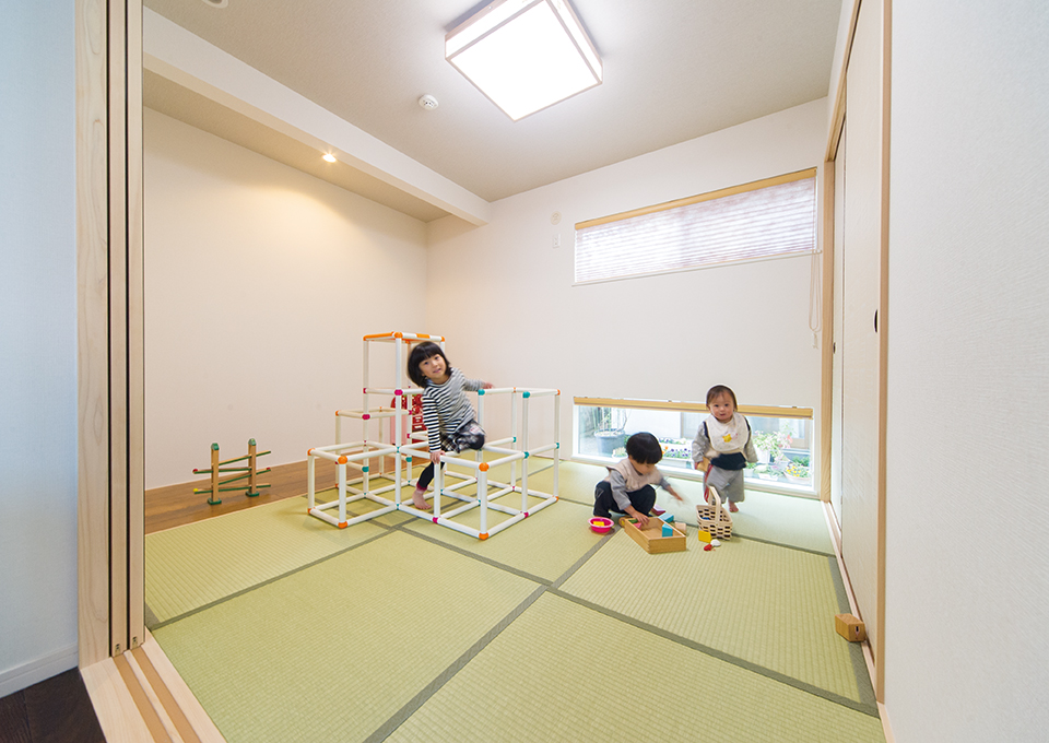 リビング隣の和室も、普段はお子さんの遊び場に。窓の位置は、隣家からの視線を考慮しています。