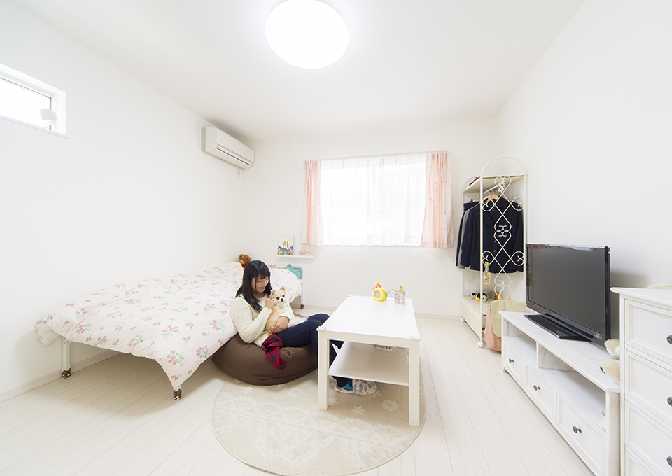 上のお子さまの部屋は、壁や床だけでなく家具も白で統一し、シンプルで上品な雰囲気になっています。