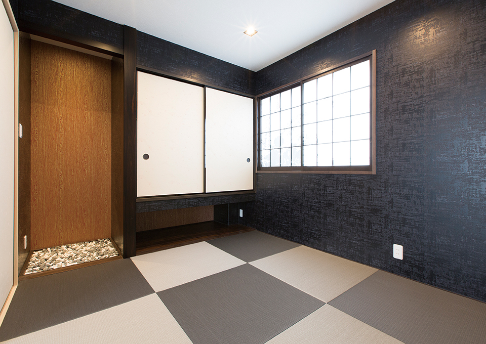 「見たことがない和モダンな雰囲気に」というWさんのイメージから、和室は黒を基調にし、柄入りの障子を用いています。