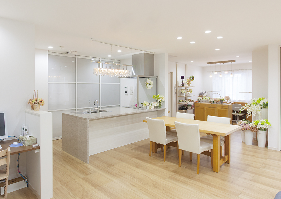 キッチンは美しさを重視し、クォーツストーンの天板を採用。キッチンの収納は、モデルハウスのものを採り入れています。