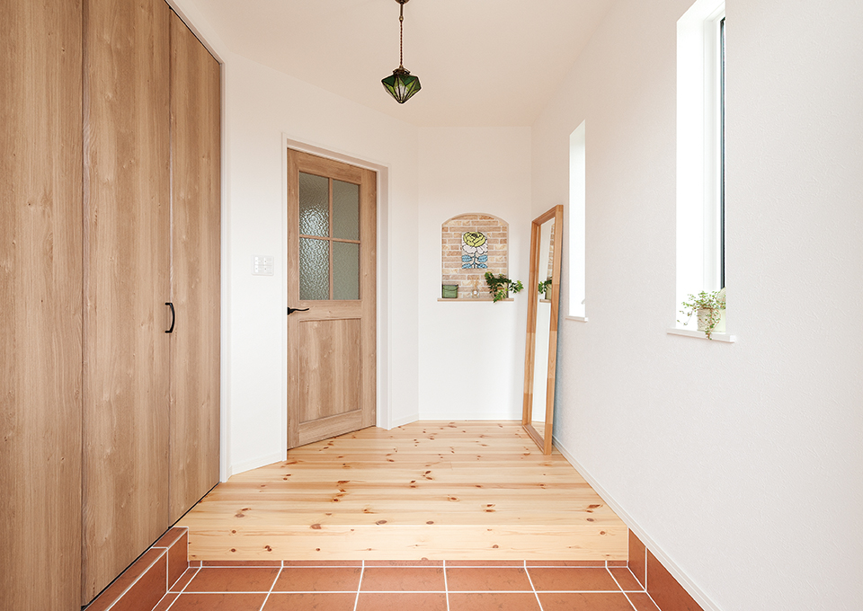 無垢床やタイルなど自然素材を多用したお住まいは、玄関からその世界観に包まれます。