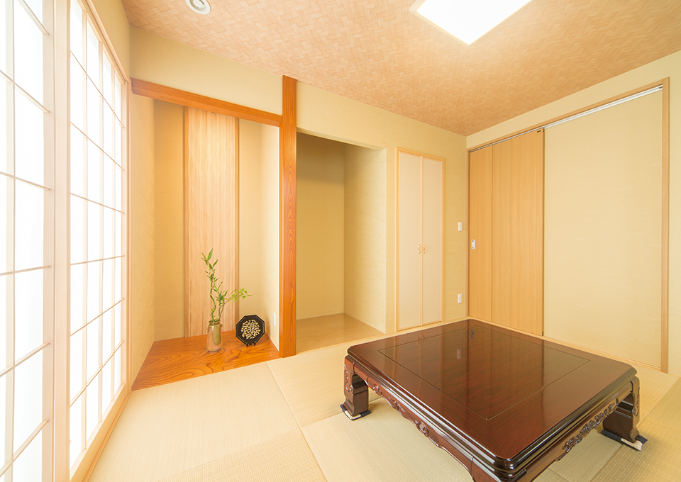 6帖の和室は、床の間や仏壇スペースも設けた本格的なつくりです。
