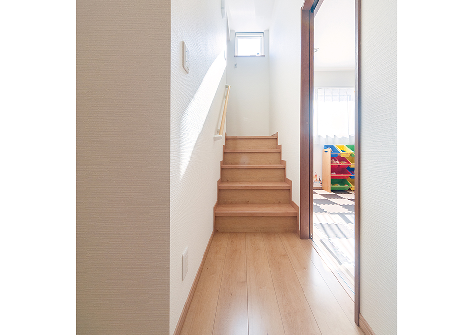 2.5階の子ども部屋に続く階段も、窓を設けて明るさを確保しています。