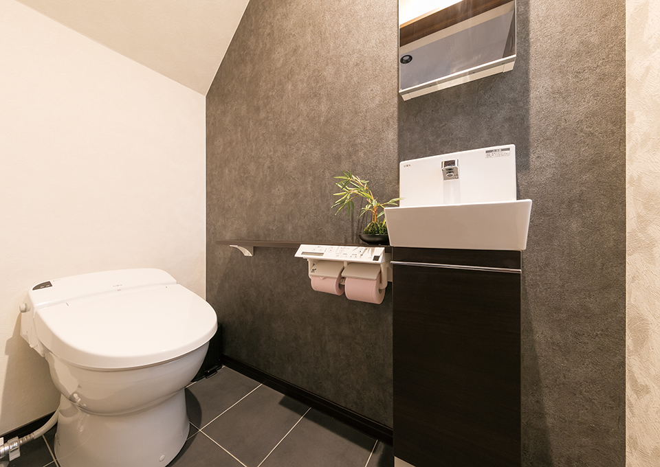 1階のトイレは、ほかの空間と異なり、和の雰囲気でコーディネートしています。