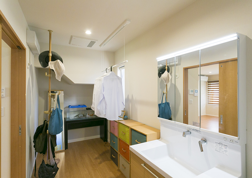 洗面スペースは、洗濯物を室内干しできる広さになっています。