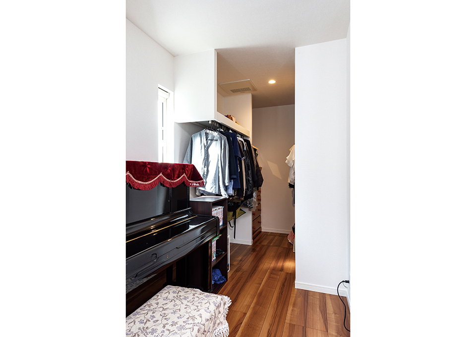 寝室に設けたウォークインクローゼットは、扉を設けないことで空間に広がりを生み出しています。