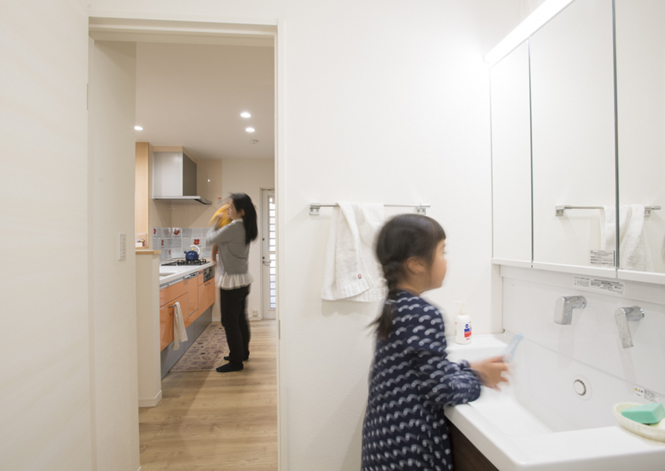 キッチンと洗面を一直線に並べて家事効率をアップ。キッチンには床下収納もあります。