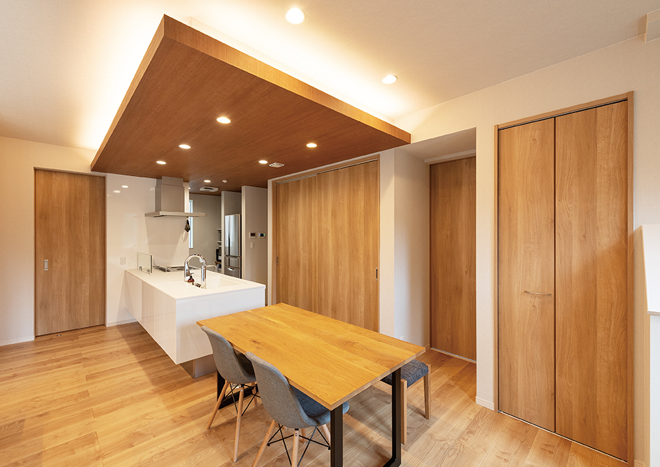 キッチンは下げ天井にして間接照明を施し、LDとは異なる雰囲気にしています。