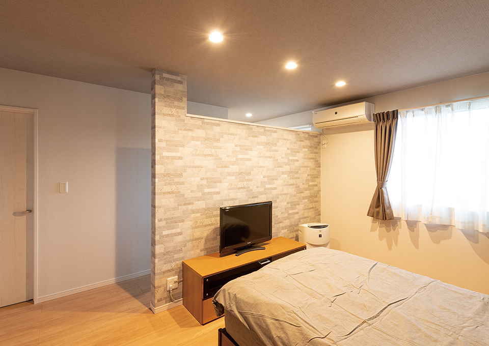 寝室内に設けた書斎は、独立感と空間の繋がりを両立させるため、壁の上部を開けています。