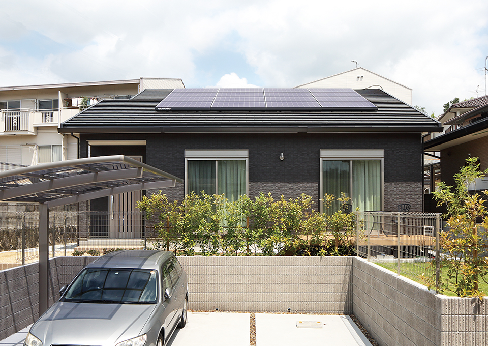 外観デザインは、太陽光発電の効率も考慮。継ぎ目のない外壁が、すっきりとした印象を創り出しています。