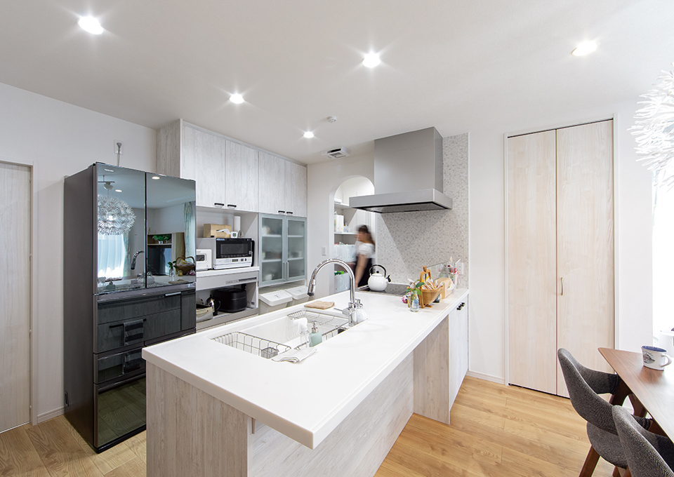 キッチン奥のパントリーは、入り口をアーチ型にして、優しい雰囲気を生み出しています。