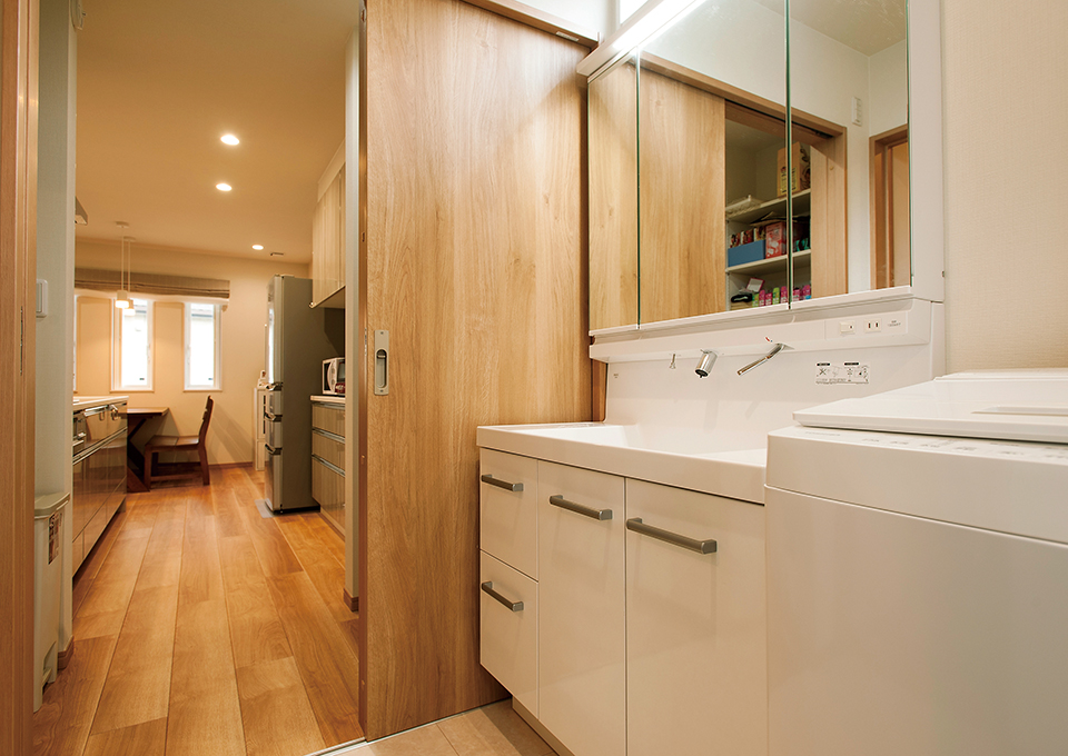 キッチンからパントリー、洗面室へつながる動線が、家事効率を高めます。