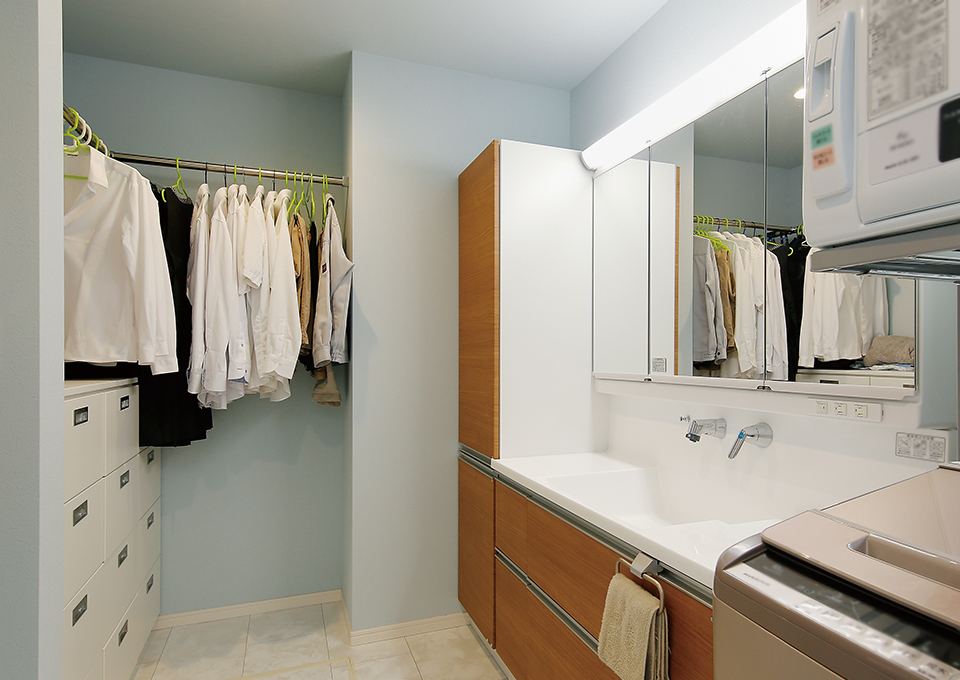 洗面脱衣室は、収納スペースを設けて、洗濯から片付けまでが完結する空間になっています。
