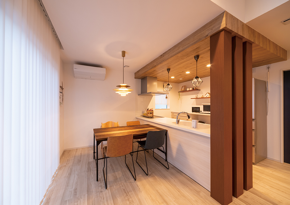 キッチンは、3本の柱によってリビング側からの目線が自然に遮られます。