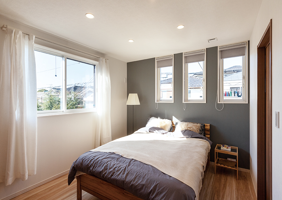 寝室は、アクセントウォールと3連の窓がお洒落さを高めています。