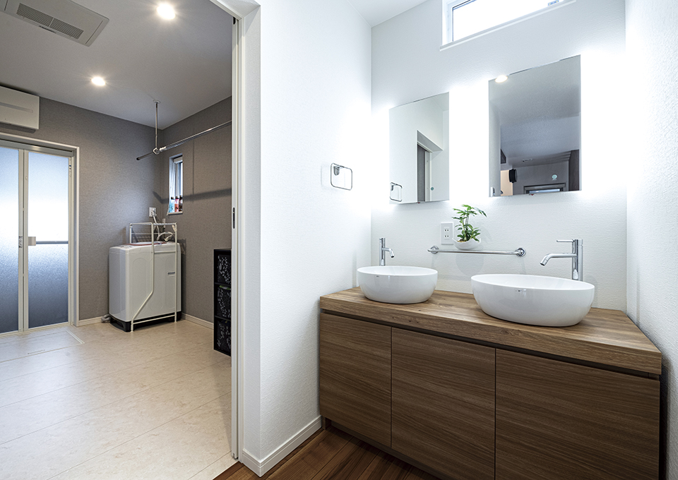 洗面室は2人が同時に使える2ボウル仕立てに。脱衣室は室内干しができる広さがあります。