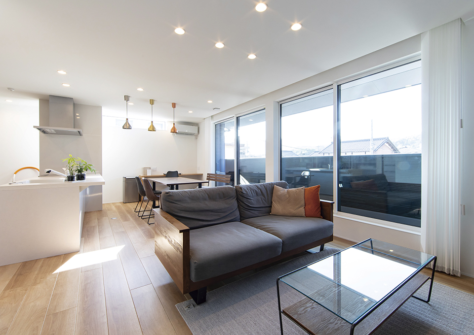 2階のメインLDKは、床にオーク材を用い、壁とキッチンを白にすることで、統一感のある空間になりました。