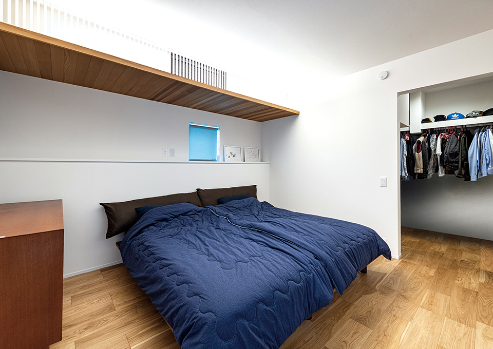 寝室は、白い格子の裏にエアコンを設置して、すっきりとした空間を創り出しました。