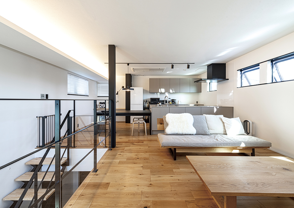 LDKは、家具との調和を図ったオーダーキッチンや壁一面の間接照明が美しい空間を創り出しています。