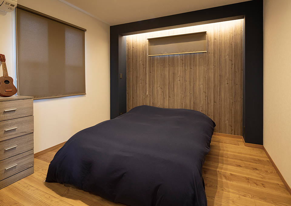 寝室は、間接照明や抑えた色使いで落ち着いた雰囲気を創り出しています。