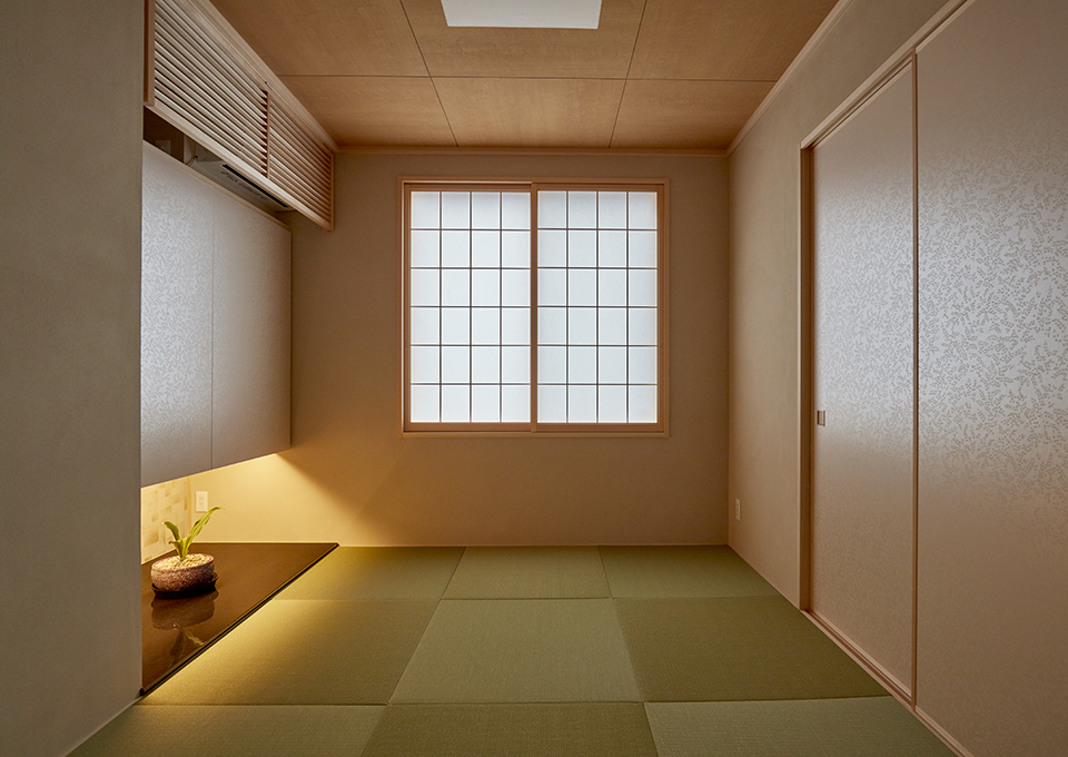塗り壁の和室は、襖にこだわりの和紙を使用。エアコンをガラリで隠すなど、細かなところまで考え抜いています。