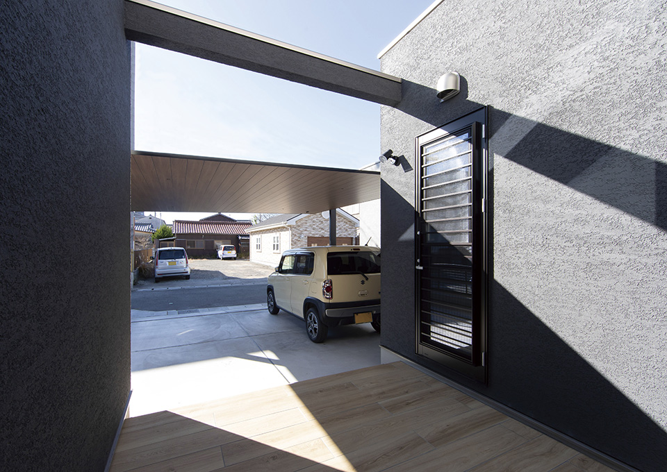 リビング横のウッドデッキは、室内のフローリングと同じ色にして、空間に広がりを創り出しています。