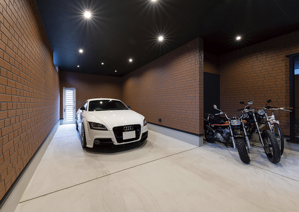 趣味である車やバイクを置くガレージは、広さにゆとりを持たせるとともに、重厚感のあるデザインにしています。