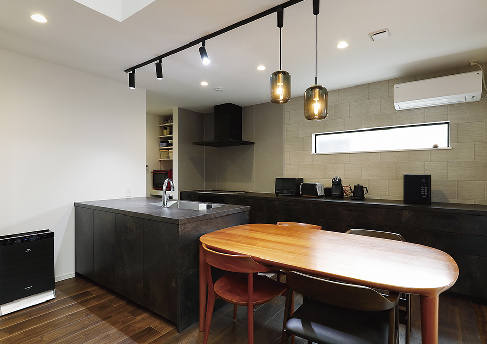 キッチンは、生活感のある家電をきれいに隠すため、壁の厚みをミリ単位で調整しています。