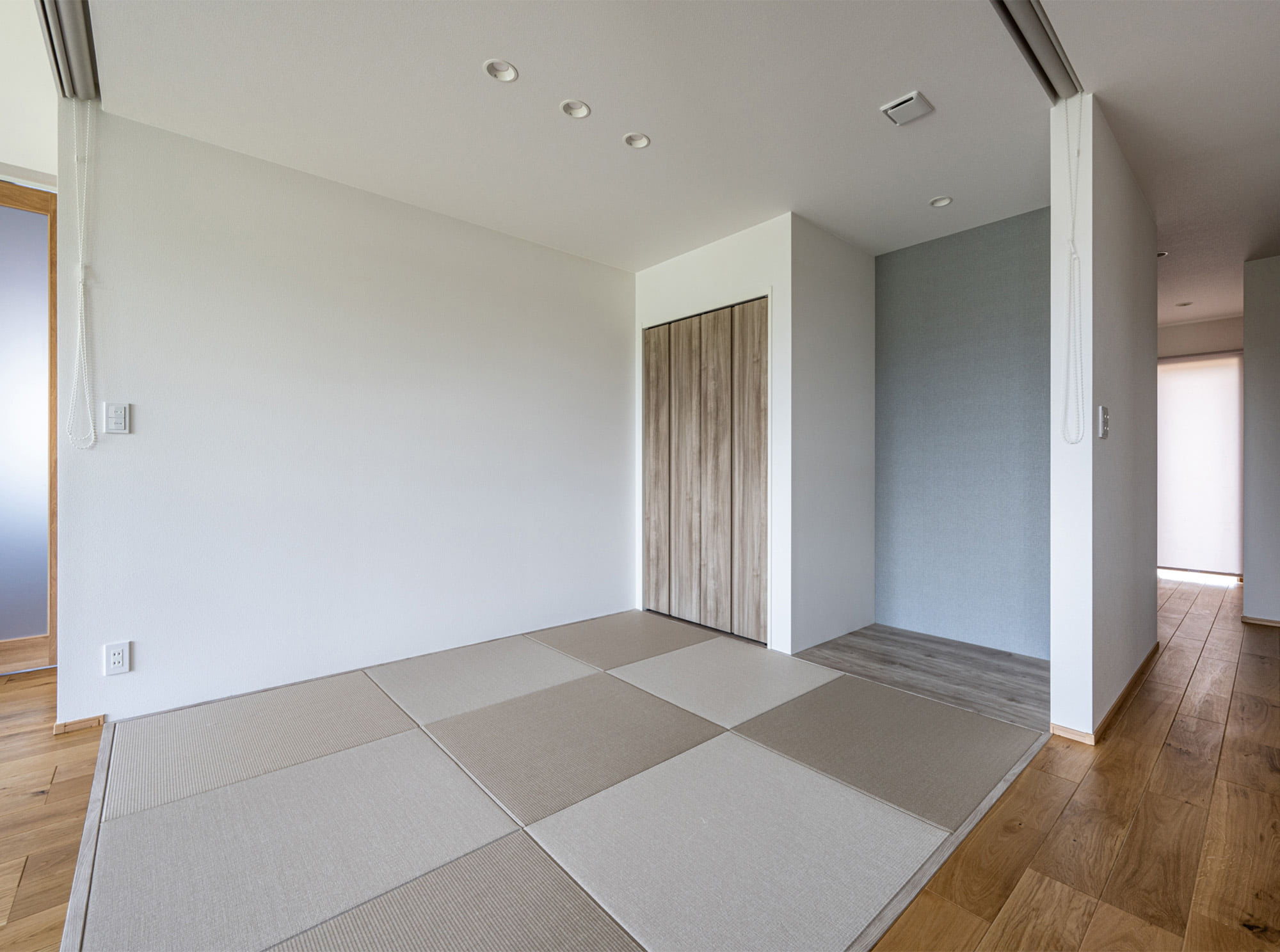 LDKの一角にある和室は、ロールカーテンで仕切って独立した客室として使うこともできます。