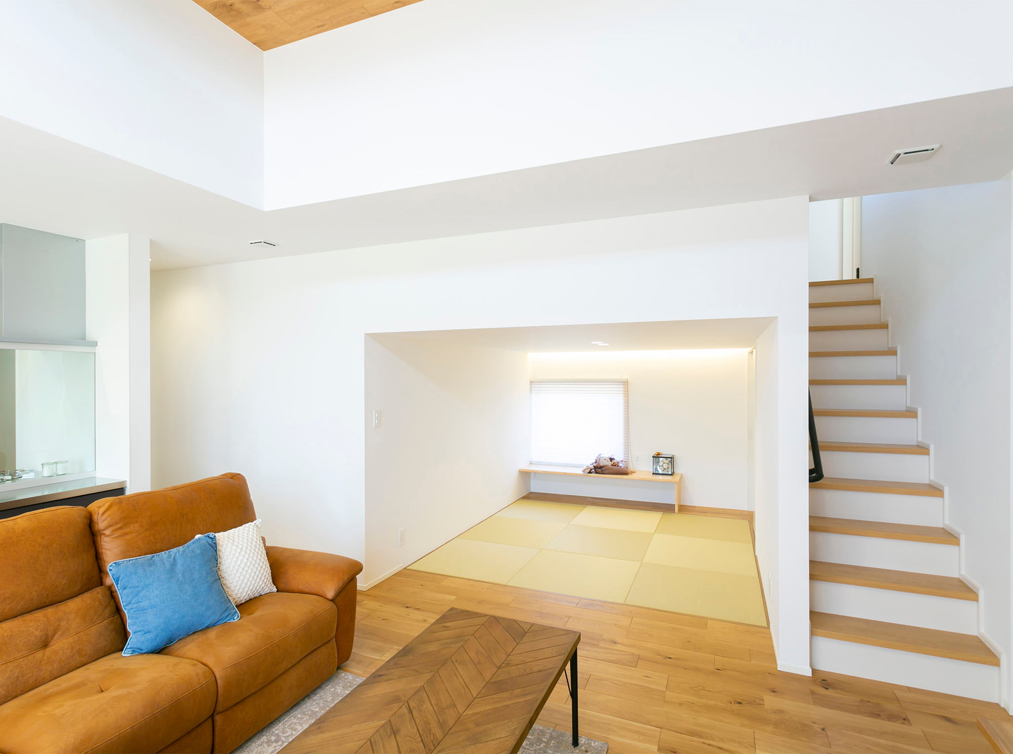 リビング横のハーフ収納は、畳敷きにして和室のように使える空間にしています。
