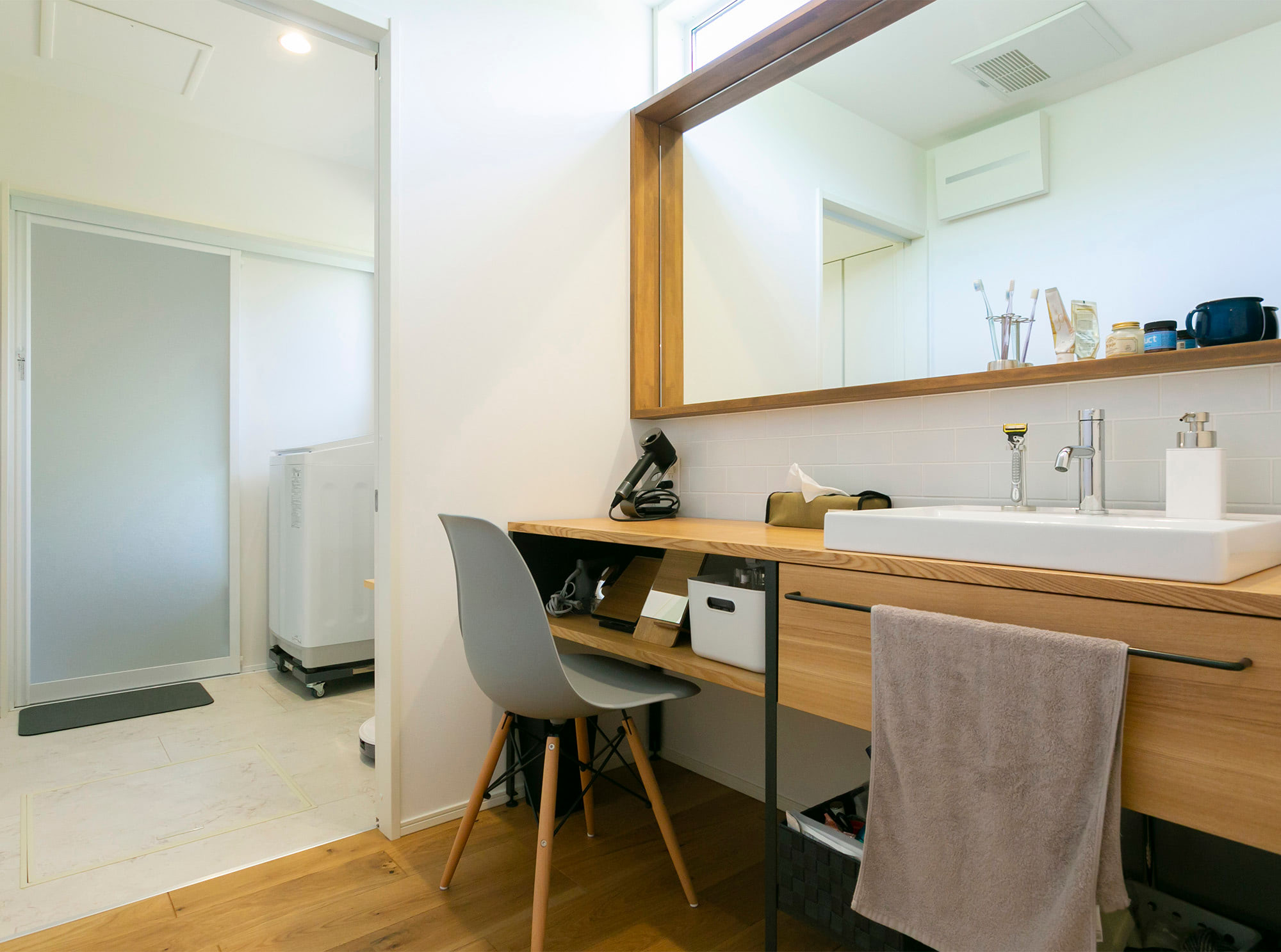 キッチンから洗面、脱衣室へとつながる動線が家事効率を高めています。脱衣室と洗面スペースを分けているのもポイントです。