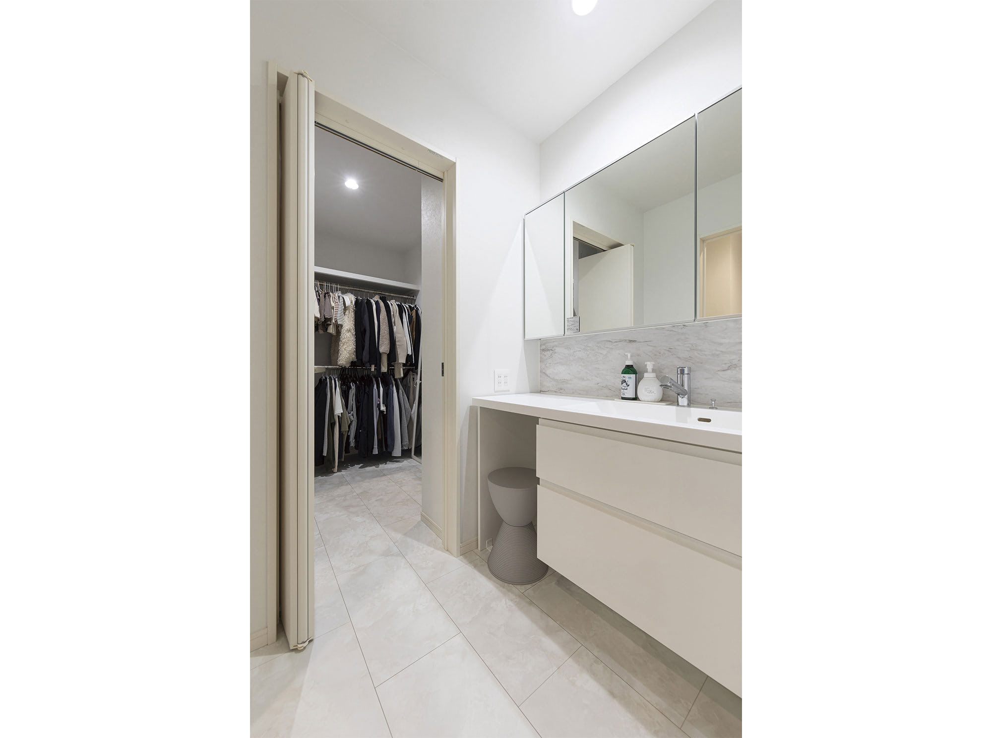 洗面室～ファミリークローゼット～脱衣室・浴室と続く動線が家事負担を軽減してくれます。