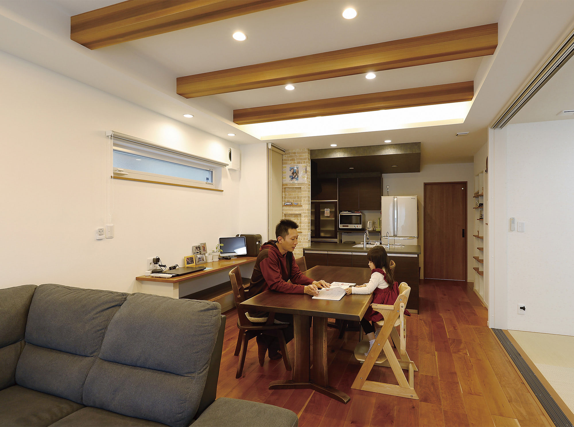 和室を併設したLDKは20畳以上。折り上げ天井や照明デザインで空間をゾーニングしています。